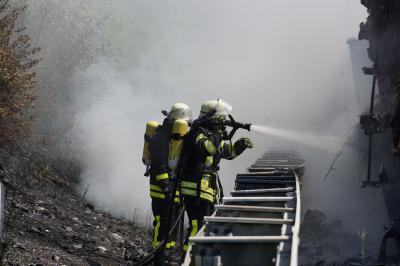 Lkw brennt auf der A8 bei Aichelberg vollstaendig aus - A8 gesperrt